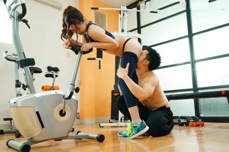 Xin chồng yêu đi tập gym, vợ địt trộm với anh pt