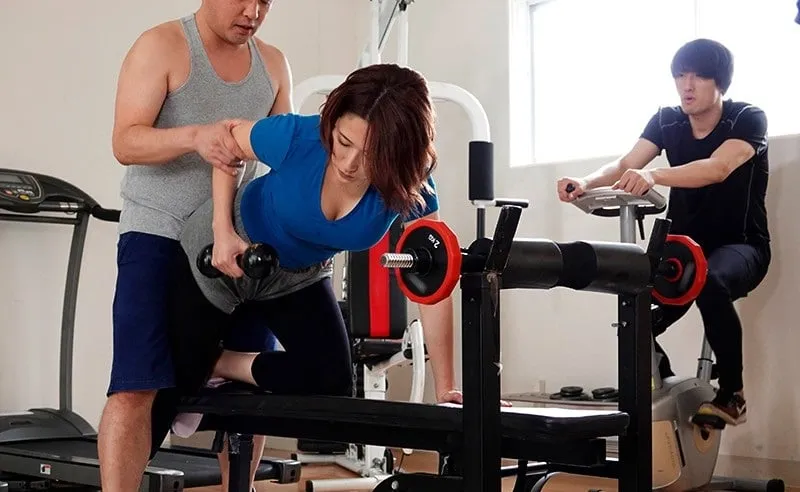 Người chồng phát hiện cô vợ "đi ngoài" với huấn luyện viên thể hình