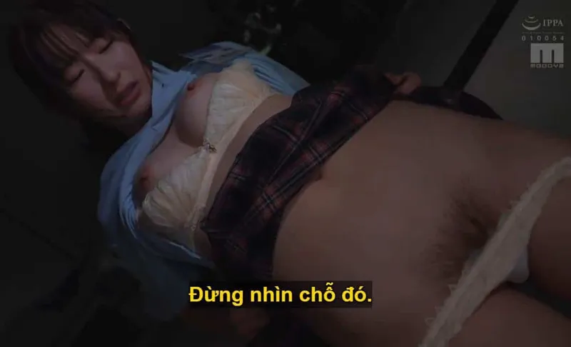 Sếp lớn đang mưu tính "đâm" thẳng cô nhân viên dưới quyền kiêu kỳ lười nhác, suốt ngày chỉ chăm chăm chat chit cùng người yêu.